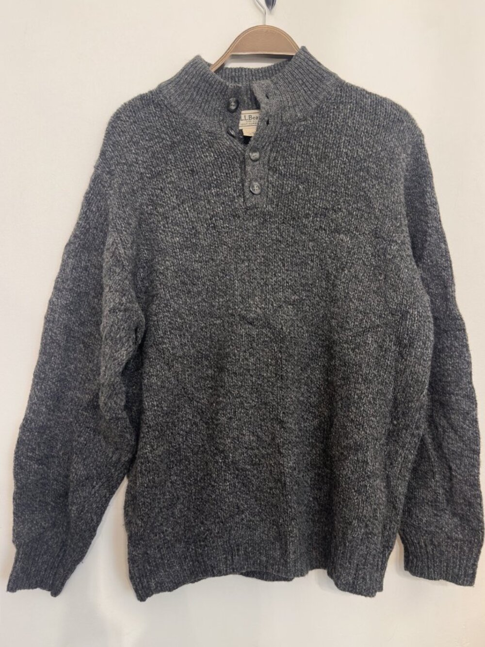 L.L Bean 100% LAMBSWOOL SWEATER SIZE MED-REG